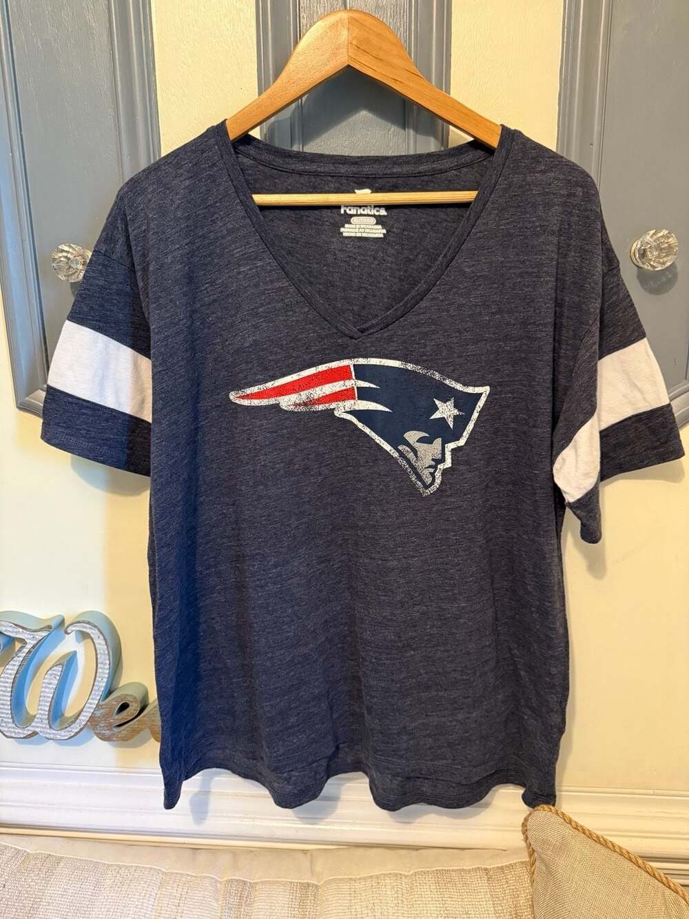 Fanatics New England Patriots T-Shirt Size XL Blue V-Neck Short Sleeve